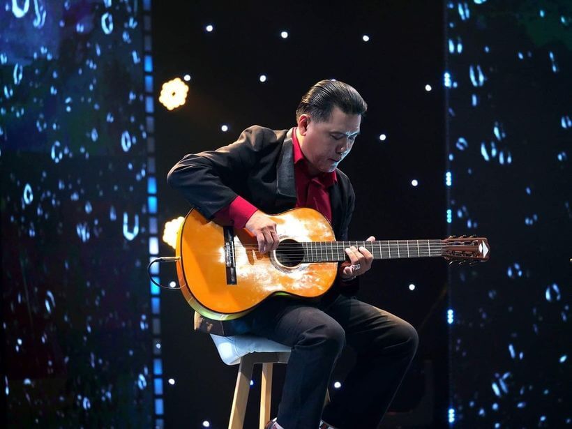 Không chỉ có khả năng độc tấu, nghệ sĩ guitar Hoàng Minh còn được rất nhiều ca sĩ tin tưởng nhờ cậy đệm đàn mỗi khi cần tiết mục gây ấn tượng 