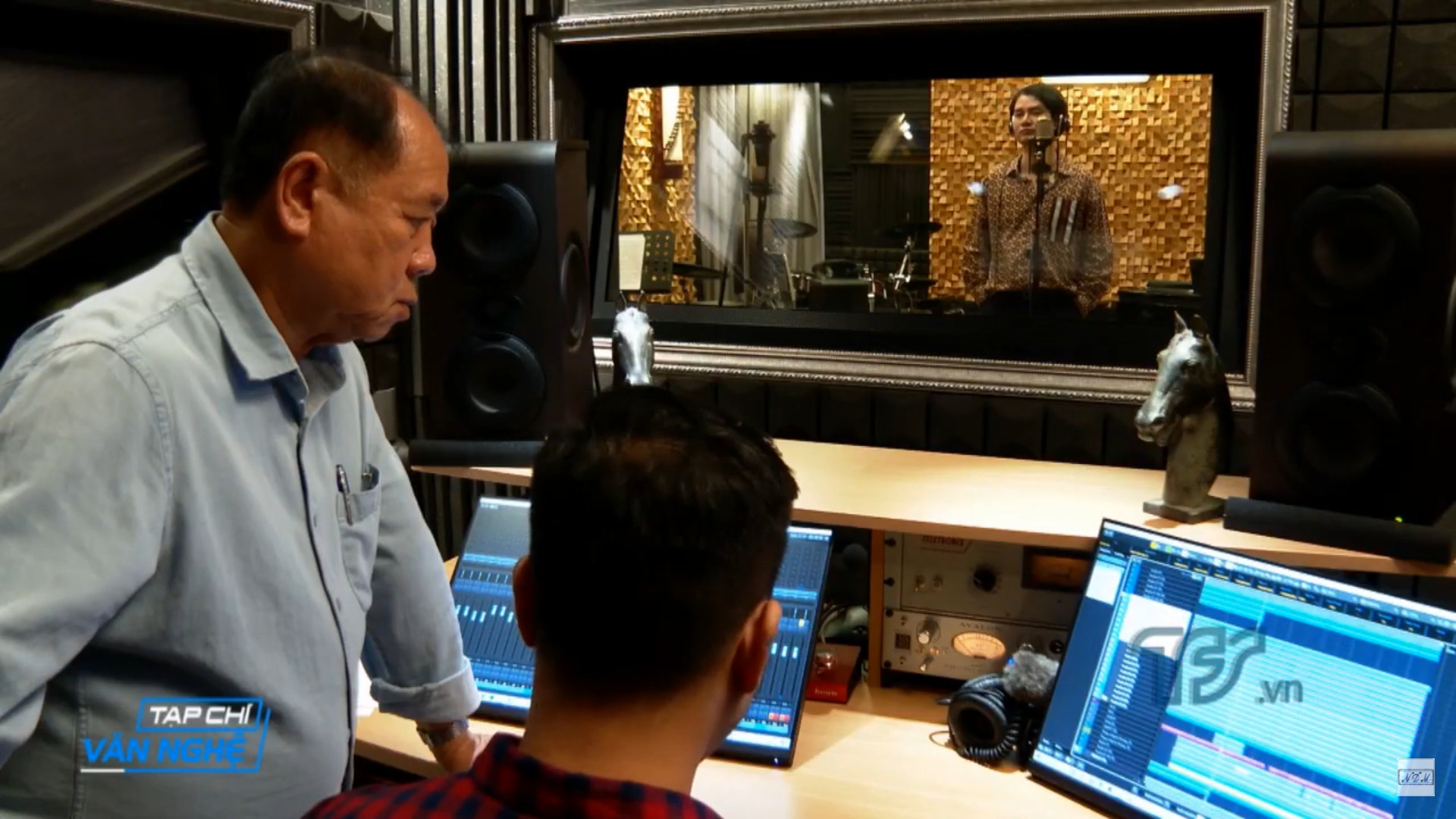 Quá trình thu âm ca khúc Tiếng vọng Hoàng Sa Trường Sa của nhạc sĩ Nguyễn Đức, ca sĩ Đào Mác tại phòng thu âm Nguyễn Đức Music