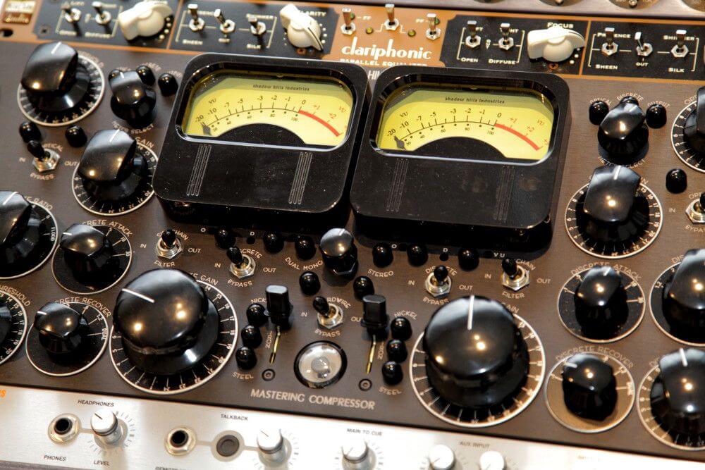 Shadow Hills Mastering Compressor giúp những kỹ sư âm thanh, các phòng thu âm chuyên nghiệp có thể kiểm soát được sự biến động về âm lượng của tín hiệu audio